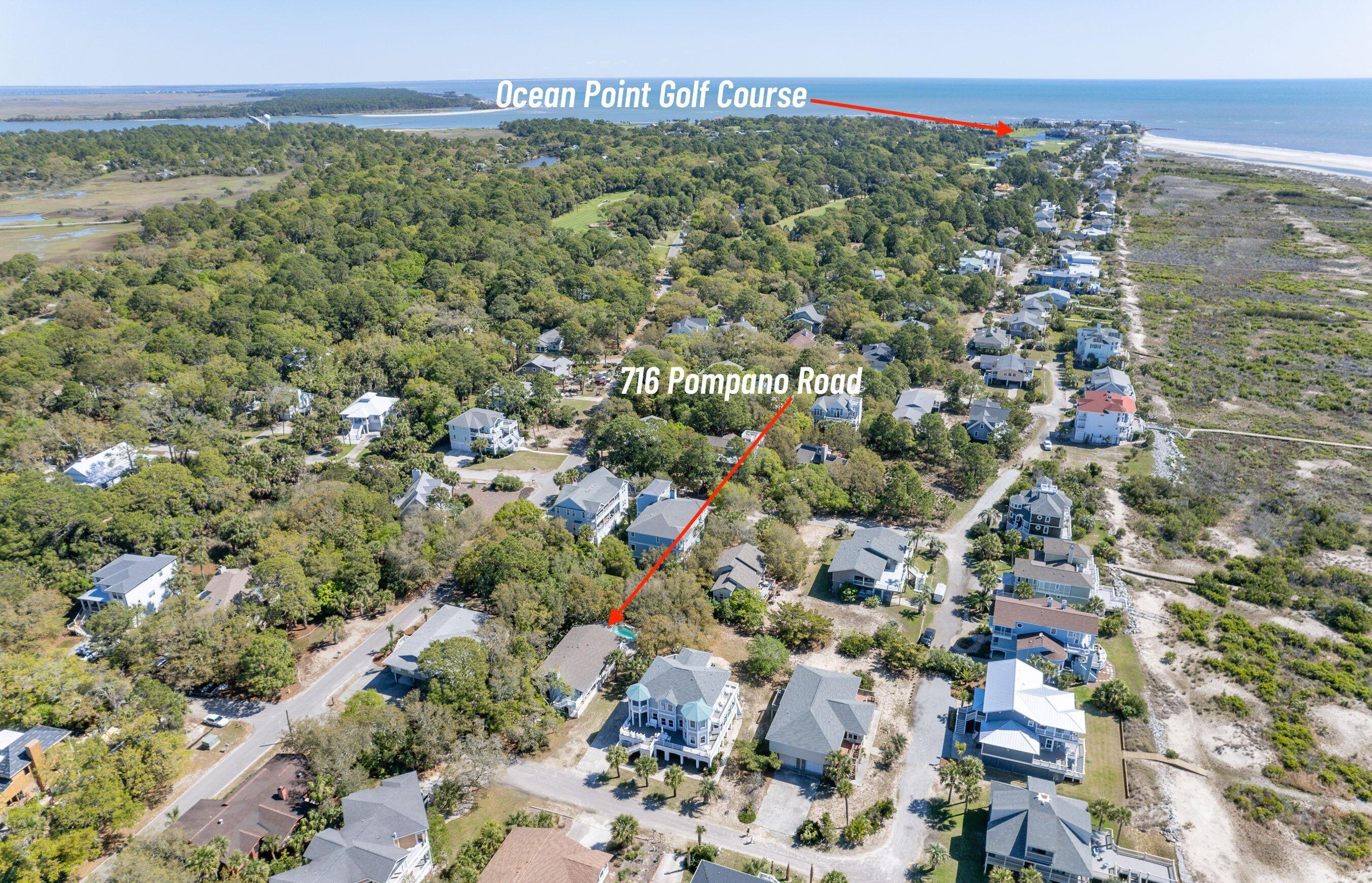 Ein Luftbild des Ocean Point Golfplatzes und der Pompano Road 716, mit Wohneinheiten, Straßen und umgebender Bepflanzung.