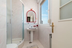 Douche, séchoir à cheveux, bidet, serviettes fournies