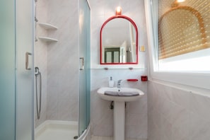 Dusche, Haartrockner, Bidet, Handtücher