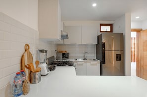 Kühlschrank, Mikrowelle, Ofen, Wasserkocher mit Kaffee-/Teezubehör