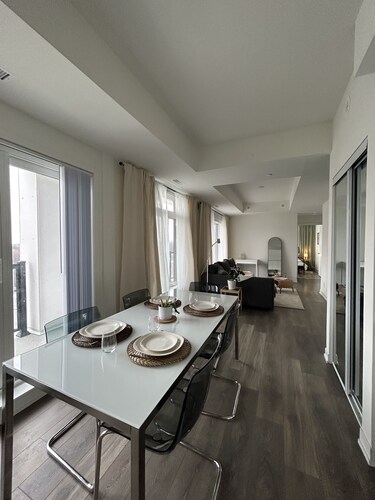 Cozy apartment in mid-town Toronto with parking. Pet friendly!