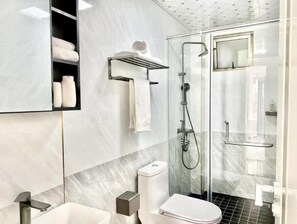 Haartrockner, Handtücher, Seife, Toilettenpapier