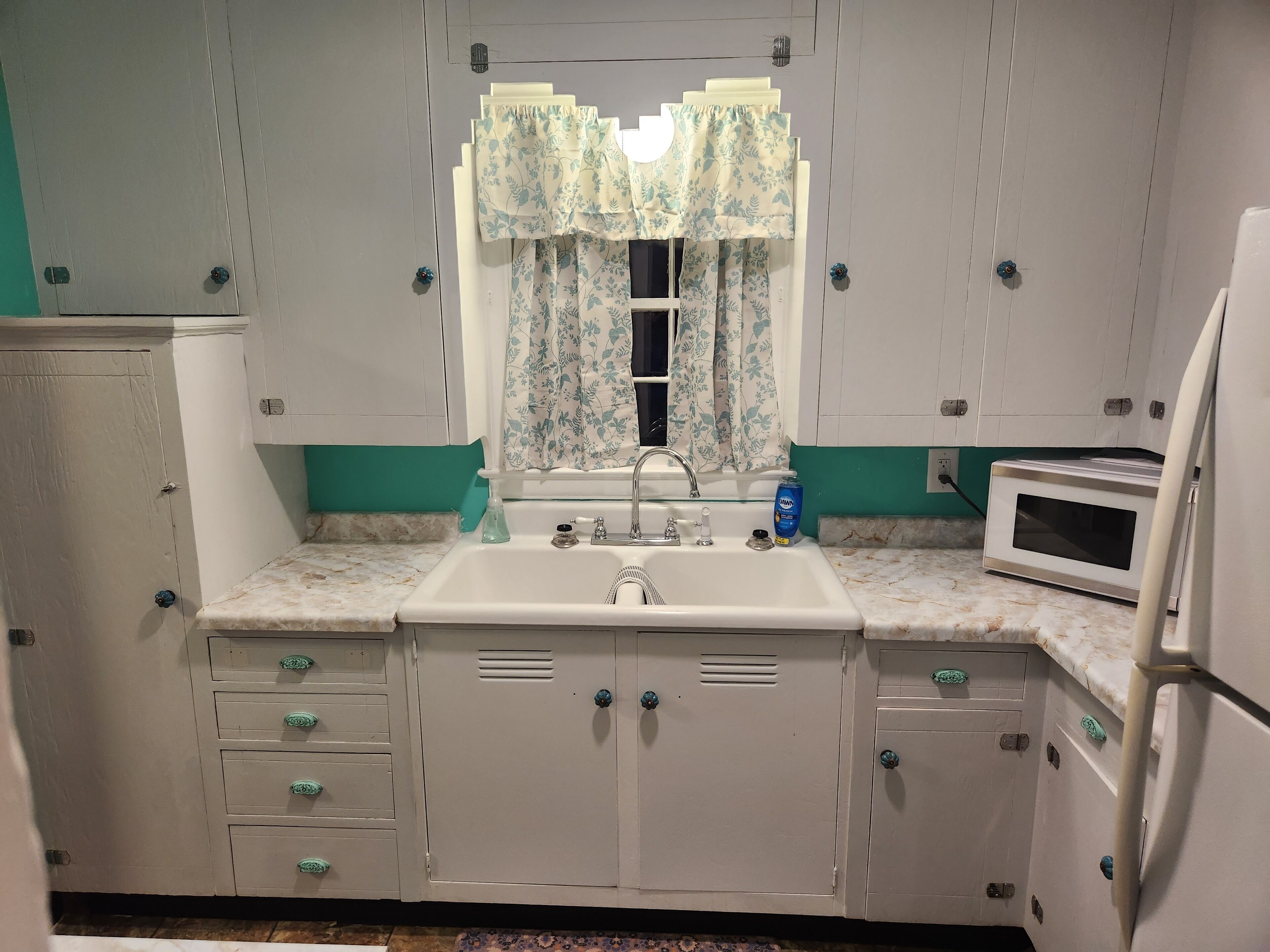 冷蔵庫、電子レンジ、オーブン、コンロ