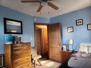 2 Schlafzimmer, Schreibtisch, Bügeleisen/Bügelbrett, Reisekinderbett