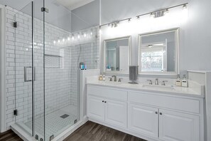 Douche, sèche-cheveux, serviettes fournies, papier toilette