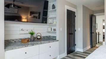 2 soverom, skrivebord, strykejern/-brett og wi-fi (inkludert)