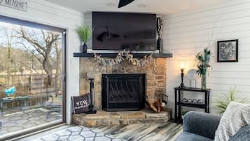 TV connectée, cheminée, livres