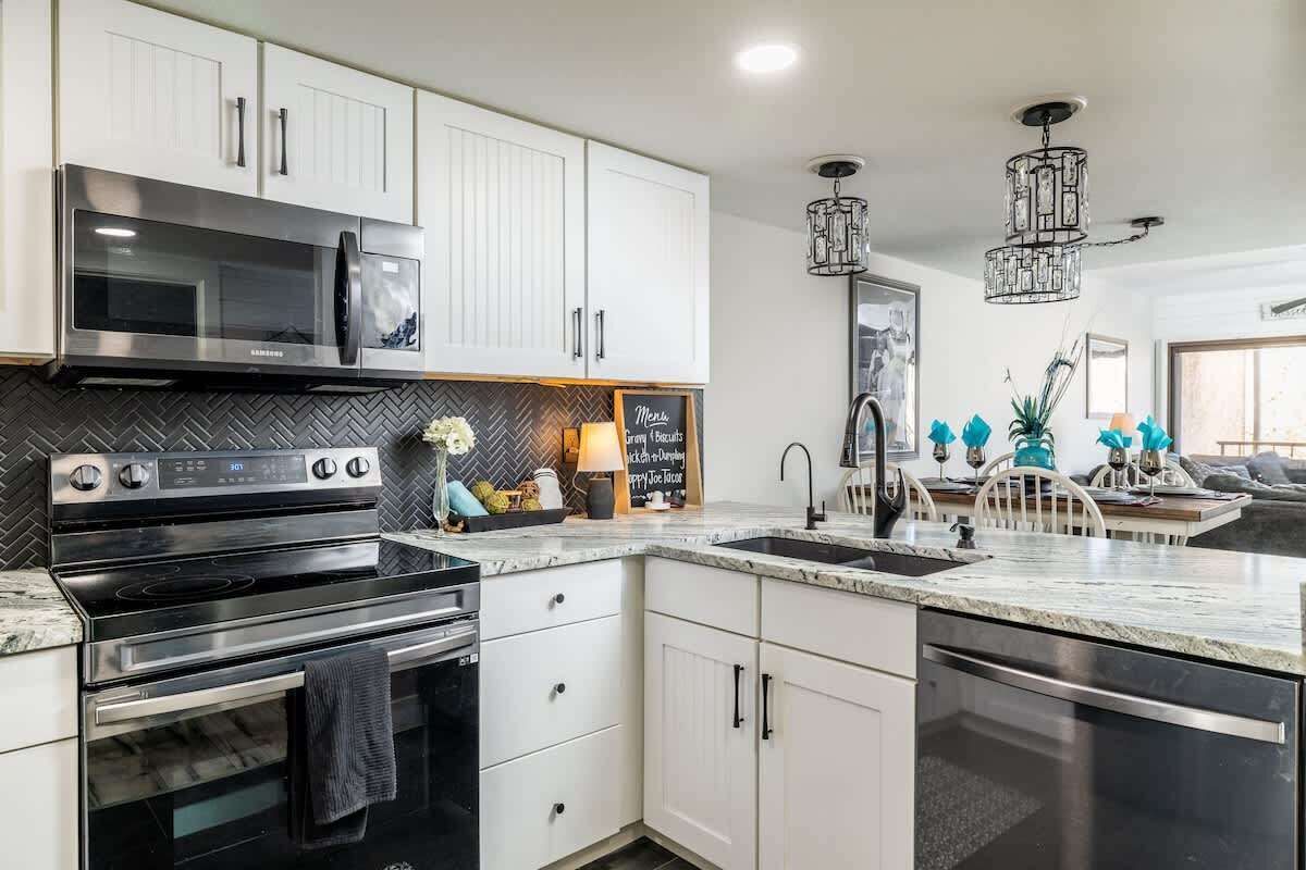 Refrigerador, microondas, horno y parrilla de estufa 