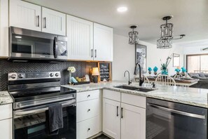 Cafetera o tetera y productos de limpieza ecológicos