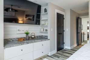 2 bedrooms, free WiFi - Riverfront Condo, Super Conveniently Located! (Townsend)