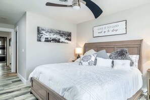 2 makuuhuonetta, työpöytä, silitysrauta/-lauta, ilmainen Wi-Fi