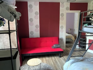 4 quartos, ferros/tábuas de passar roupa, roupa de cama