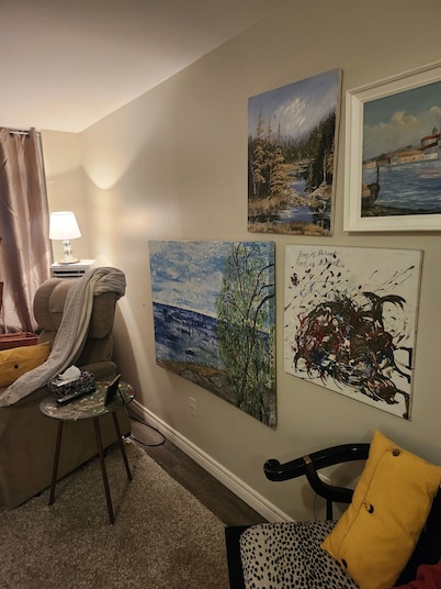 East Hamilton, close to stores, park, and downtown!