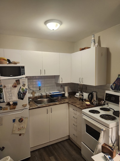 East Hamilton, close to stores, park, and downtown!