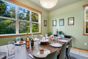 Dining - Sandpiper House-Manzanita 4 bdrm, dogs ok, 2 blks to beach, foosball, firepit (Manzanita)