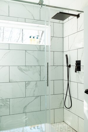 Een douche, een haardroger, handdoeken, zeep