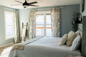 5 室のベッドルーム、WiFi (無料)、ベッドシーツ