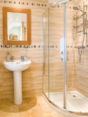 Shower, hair dryer, towels, soap - Gorgeous country cottage in a stunning location (York)