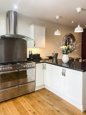 Fridge, microwave, dishwasher, toaster - Gorgeous country cottage in a stunning location (York)