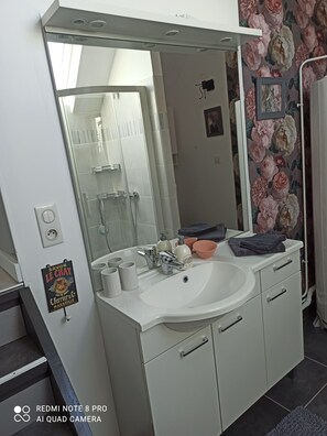 Dusche, Haartrockner, Handtücher, Seife
