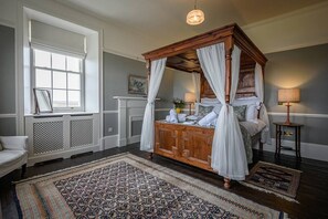 9 chambres, coffres-forts dans les chambres, bureau