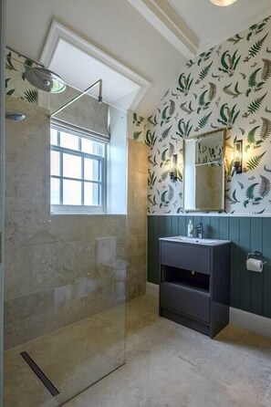 Eco-friendly toiletries, hair dryer, towels, soap - House of the Northern Gate (Thurso)