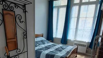 2 slaapkamers, een strijkplank/strijkijzer, reisbedje, gratis wifi