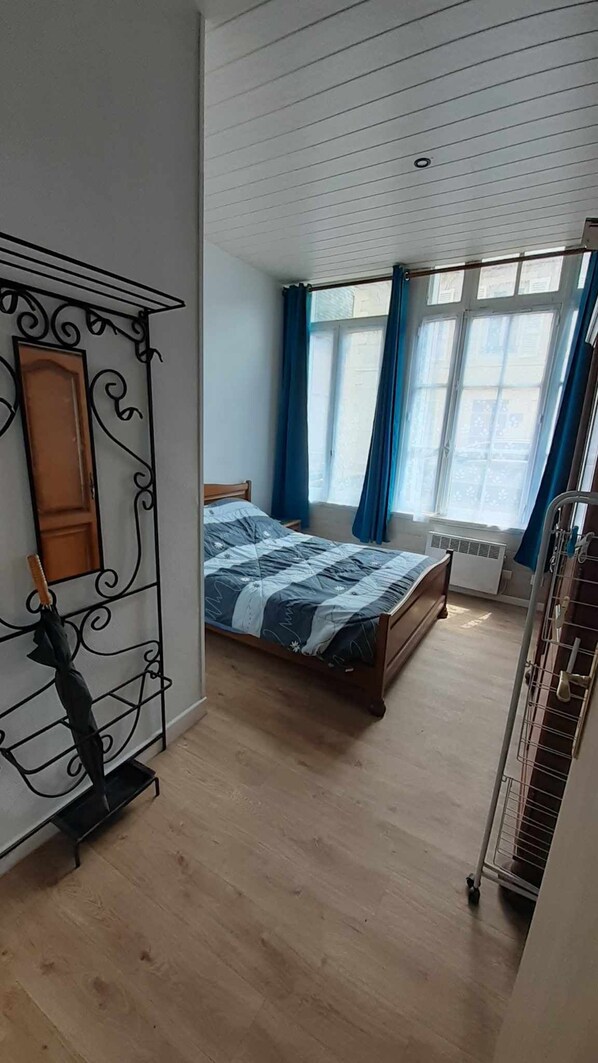 2 chambres, fer et planche à repasser, lit parapluie, Wi-Fi gratuit