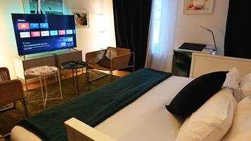 1 slaapkamer, een bureau, een strijkplank/strijkijzer, reisbedje