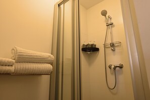 Douche, sèche-cheveux, serviettes fournies, savon