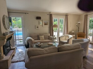 TV, fireplace, DVD player, stereo