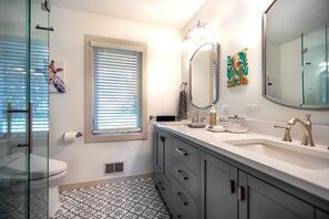 Shower, hair dryer, bidet, towels - Serene Lakefront Home On Lake Minnetonka (Excelsior)