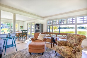 Living area - Serene Lakefront Home On Lake Minnetonka (Excelsior)