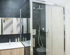 Hair dryer, towels - Dddddddddddddddddd (Paris)