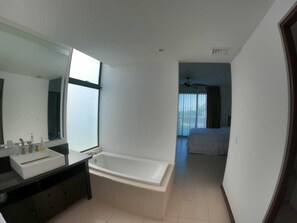 Towels, soap, shampoo, toilet paper - Jaco Nativa Garden Suite  (Tarcoles)