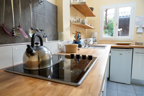 Fridge, microwave, stovetop, dishwasher - Les Volets Rouges Maison de Pêcheur Avec Extérieur (Saint-Valery-sur-Somme)