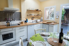 Fridge, microwave, stovetop, dishwasher - Les Volets Rouges Maison de Pêcheur Avec Extérieur (Saint-Valery-sur-Somme)