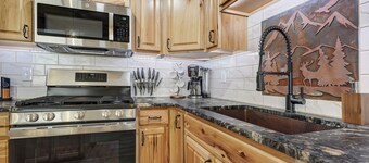 Creekside Pack Cabin with 360° Mountain Views