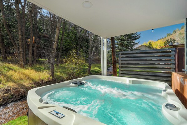 Outdoor spa tub