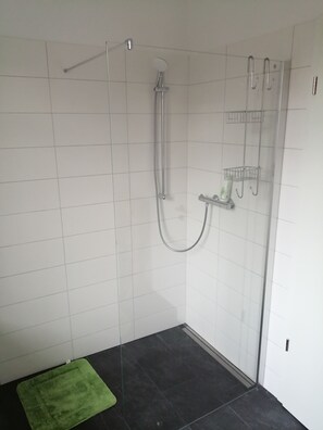 Haartrockner, Handtücher, Seife, Toilettenpapier