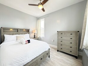 2 bedrooms, in-room safe, desk, iron/ironing board - Love my place- 10 Mins Away To NYC - Pristine Apartment (Union City)