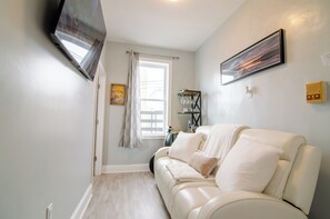 Smart TV - Love my place- 10 Mins Away To NYC - Pristine Apartment (Union City)