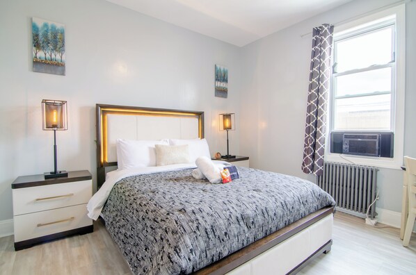 2 bedrooms, in-room safe, desk, iron/ironing board - Love my place- 10 Mins Away To NYC - Pristine Apartment (Union City)