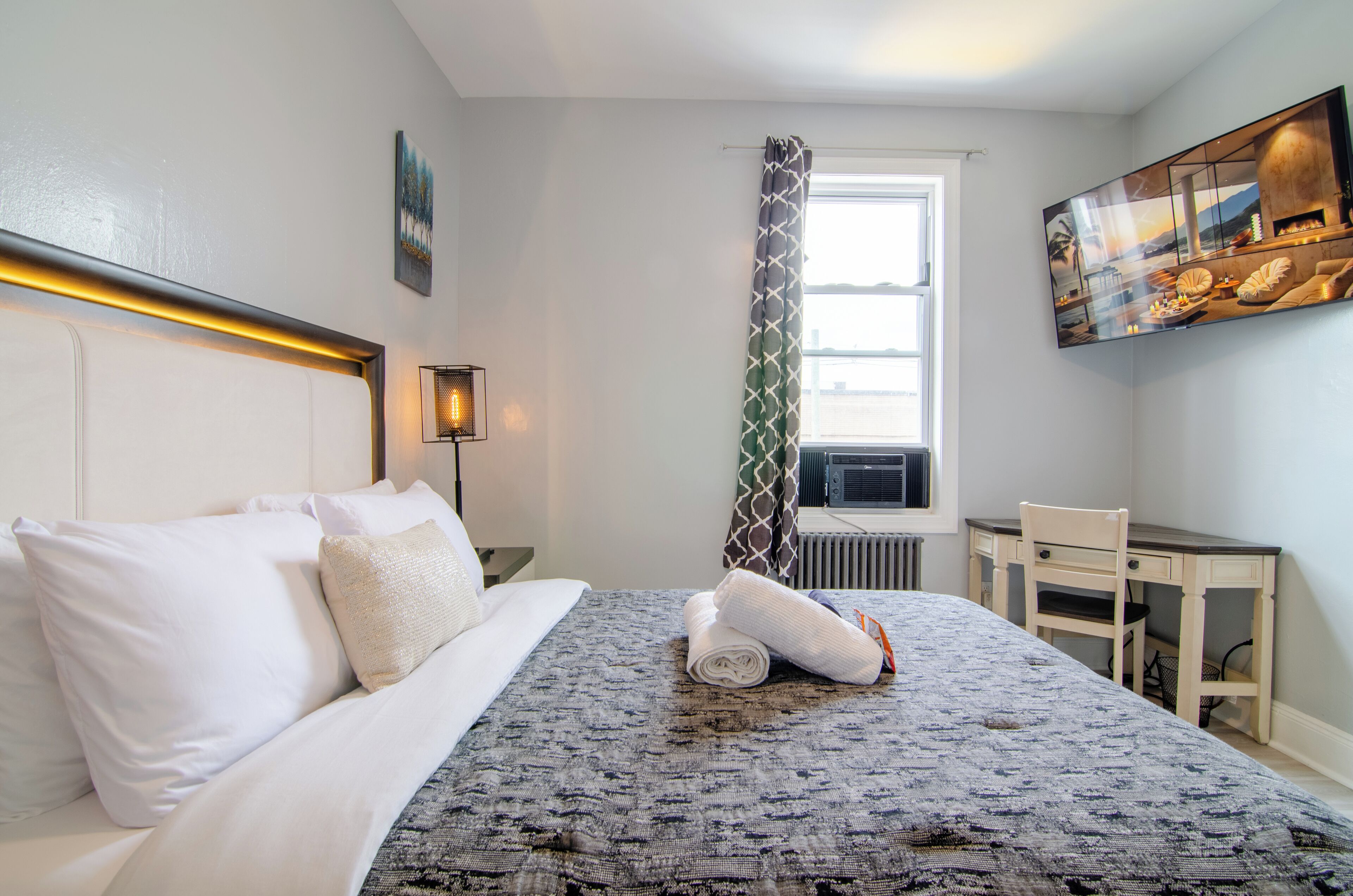 2 عدّة غرف نوم وخزنة داخل الغرفة ومكتب ومكواة/لوح كي