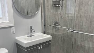 Dusche, umweltfreundliche Kosmetikartikel, Haartrockner, Handtücher