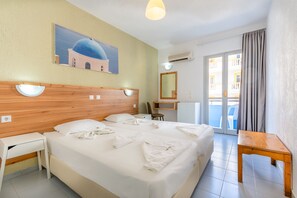 Desk, blackout drapes, free cribs/infant beds, free WiFi - Simple Hotel Hersonissos Blue (Hersonissos)