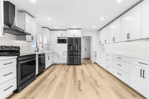 Fridge, microwave, oven, stovetop - Waterfront Sunset Bayview: sleeps 6 (Chester)