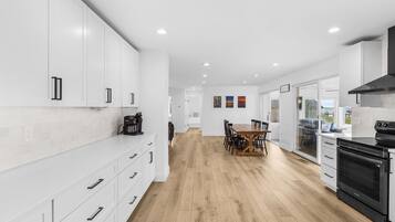 JÀÀkaappi, mikroaaltouuni, uuni, liesi