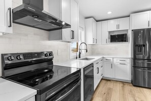 Réfrigérateur, four à micro-ondes, un four, surface de cuisson
