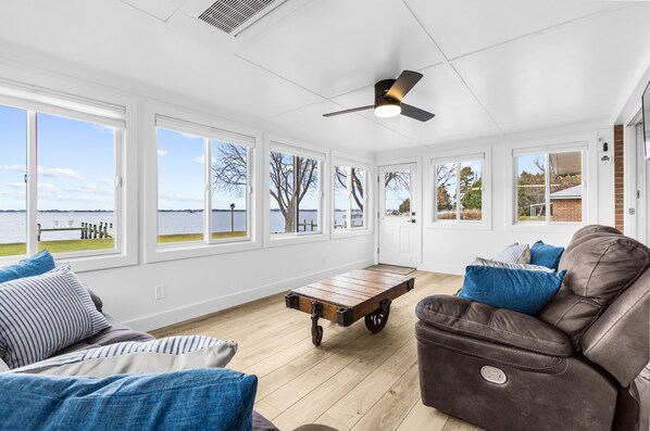 Smart TV - Waterfront Sunset Bayview: sleeps 6 (Chester)